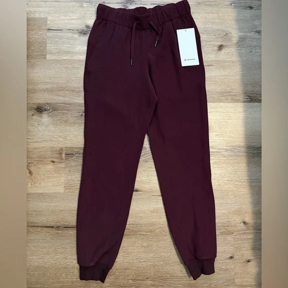 Lululemon On the Fly Jogger *Woven in Cassis NWT